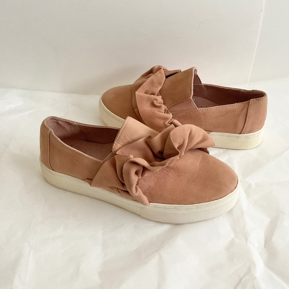 Gianni Bini Ruffled Suede Slip on Shoes Women’s Size 6